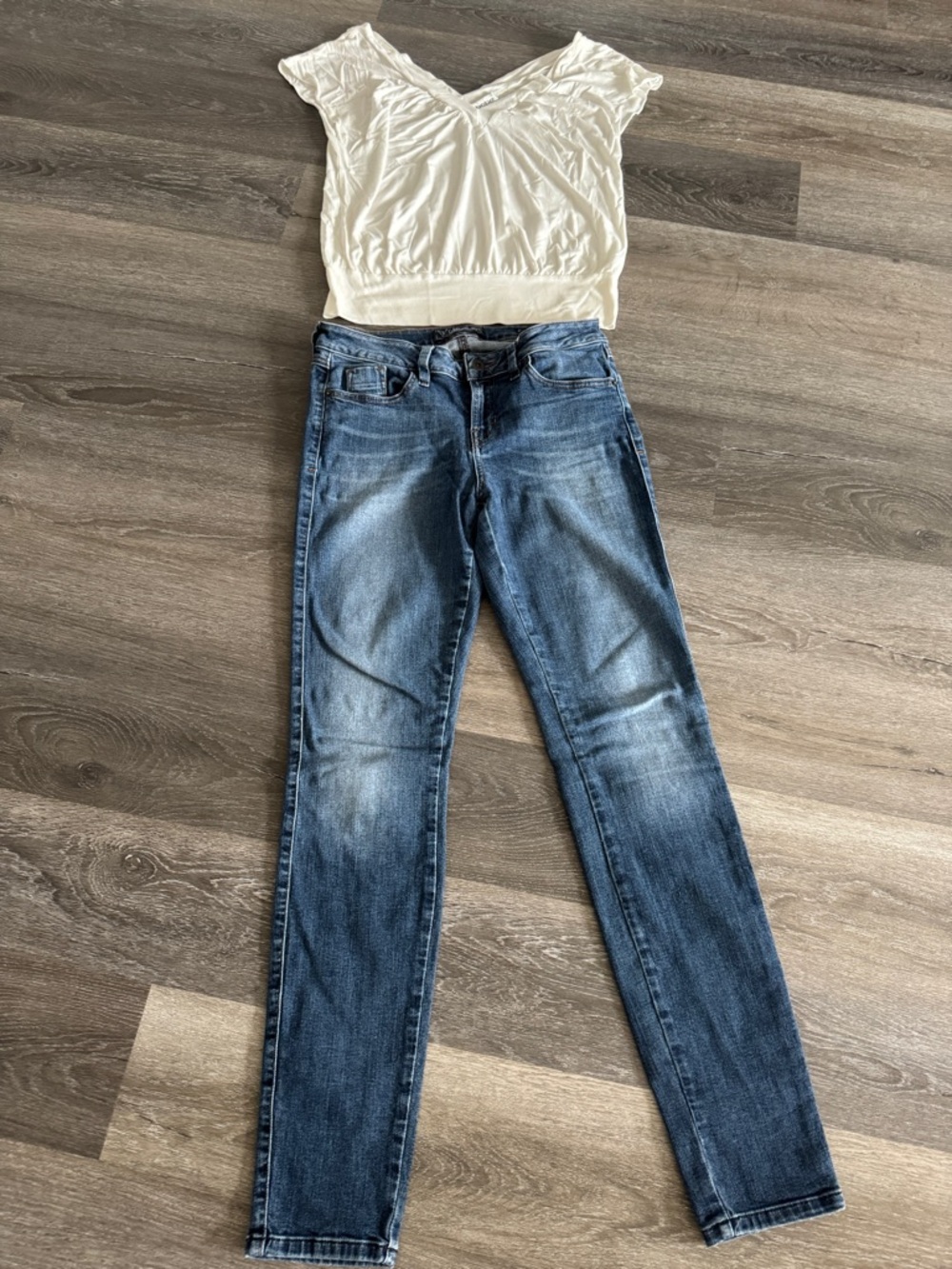 Guess Women's Skinny Jeans in Light-Mid Blue Wash and Bebe cream white top XS
